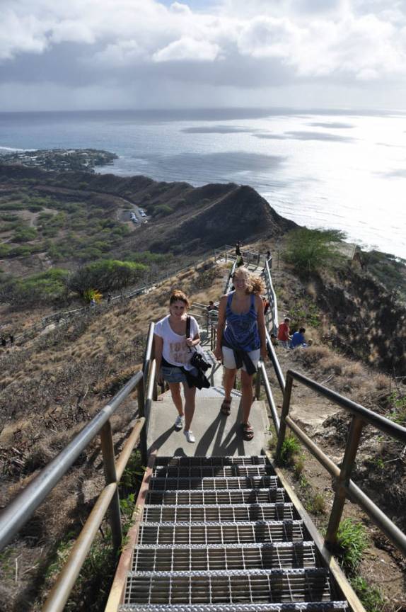 Chegando ao alto da cratera de Diamond Head, em Honolulu, na ilha de Oahu, no Havaí